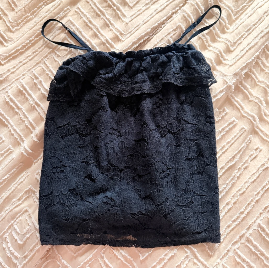 Mörkblå spetslinne med volang - 1