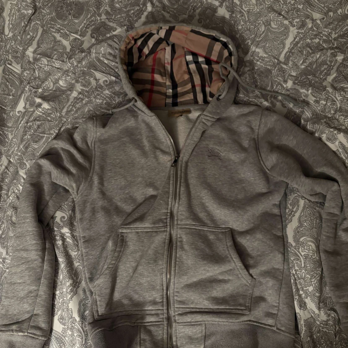 Grå Burberry hoodie med dragkedja