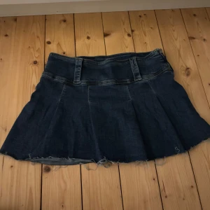 Mörkblå utsvängd jeanskjol Gina Tricot - Mörkblå jeanskjol som är utsvängd, använd få gånger, jätte söt och har ”band” för bälte ❤️Storlek 36