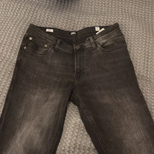Svarta jeans från Jack & Jones - Säljer ett par svarta Jack & Jones jeans i storleken 14/16 Skinny Liam. Använda några gånger men sen var de för små tyvärr. Skulle säga att de passar någon mellan 150-160 (beror på hur mam vill att de sitter på såklart) ✅Skriv till vid minsta funderingen! /Gustav 😊