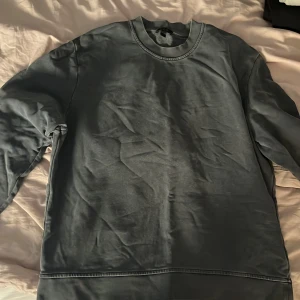 Ljusblå sweatshirt från COS i bomull/linne - Säljer en stilren ljusblå sweatshirt från COS i storlek L. Tröjan har en enkel rund hals och är tillverkad i en mjuk blandning av bomull och linne. Perfekt för dig som gillar minimalistisk design och vill ha en skön långärmad tröja till garderoben.