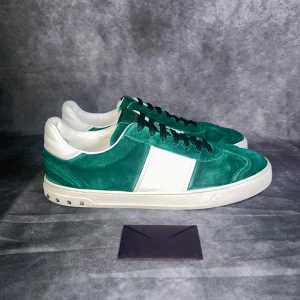 Valentino flycrews  - Mycket fint skick( nästan nya) | Size 45  | valentino kort medföljer | fraktar spårbart inom 24 timmar |  för att köpa klicka ” köp nu” | vid frågor skriv ett meddelande |