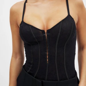 Svart spetskorsett body  - Supersnygg svart spetskorsett body med smala axelband. Storlek xs. Använd 1 gång. Nypris:399kr💓