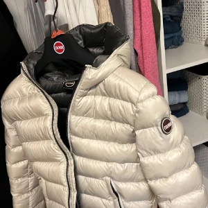 Beige pufferjacka från Colmar - Använd en vinter så lite märken på att den är använd och har fått 4 hål som blivit sydd hos en skräddare💕Köpt för 5500kr som ny!