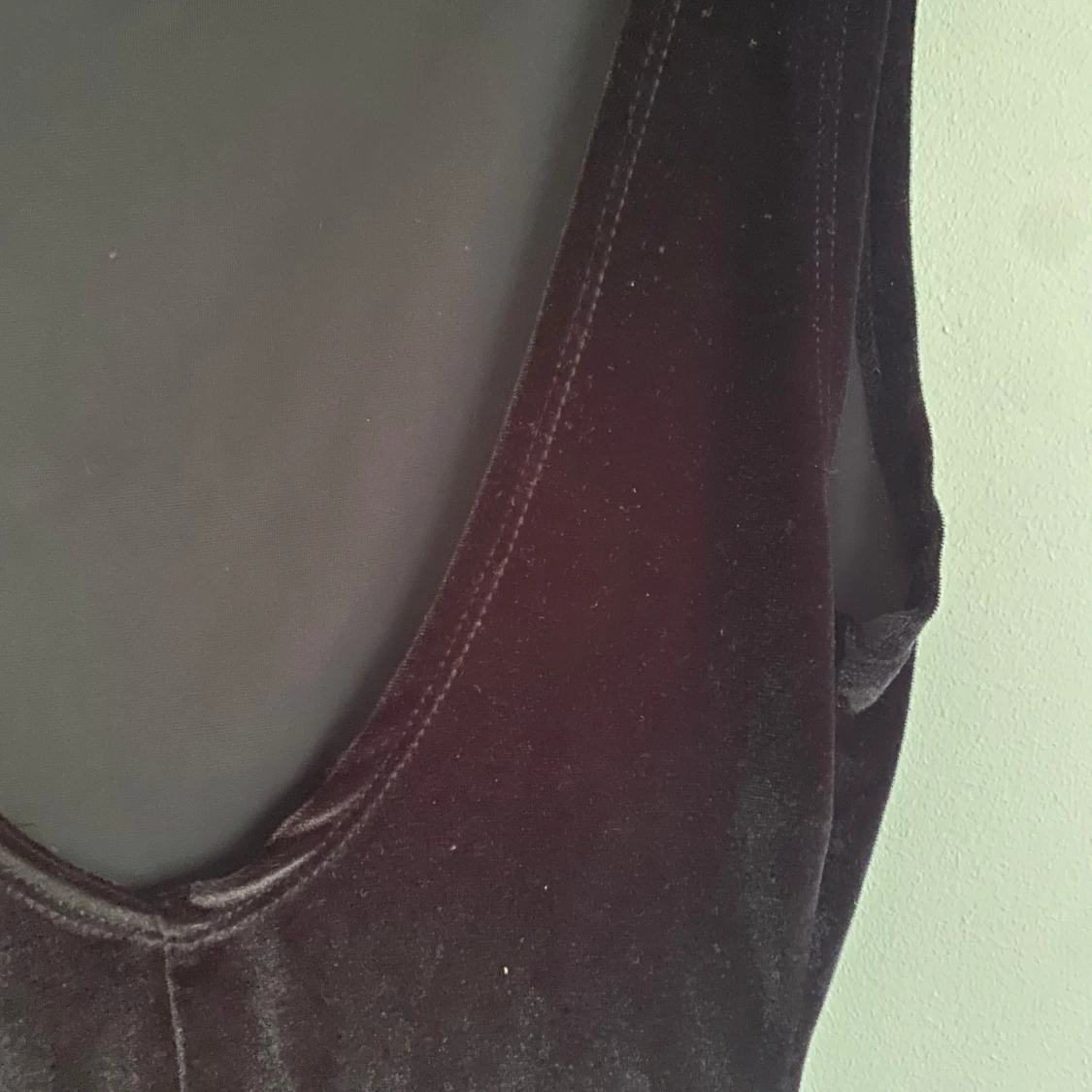 Svart långärmad sammetsklänning - 2