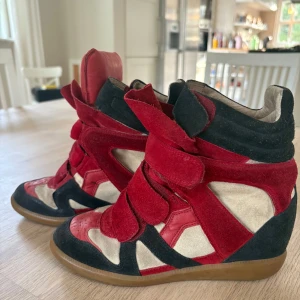Isabel marant skor - Snygga Isabel marant skor! De är i storlek 37! Säljer även på vinted samma skor sp skriv gärna innan du köper! Priset går att diskutera! Läder sulan och kanterna är slitna men inget som syns när man har på skorna! Super snygga till vardagen eller fin middag!