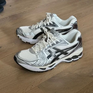 Vita och silver Asics sneakers - Fick det som present i fel storlek. Har bara testat vid öppningen. Storlek 43.5