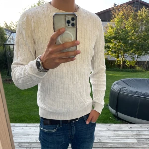  Selected Homme Tröja - | Säljer en vit kabelstickad tröja från Selected Homme | Den är väldigt bra behandlad | Skick 9/10 | Storlek M | Nypris 349 mitt pris 199 |