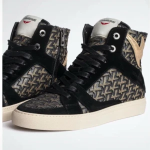 Zadig & Voltaire mönstrade high-top sneakers - high-top sneakers från Zadig & Voltaire. Skorna har snörning, dragkedja och vit platt sula men man får även med en klack till(sula med klack)Typ helt nya, använda några gånger. Nypris på skorna är runt 5k. Man får med box 🩷💞