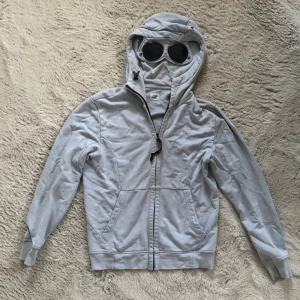 Cp Company Zip Hoodie - Ljusblå Cp Company Zip Hoodie i perfekt skick, inpricip ny👍🏼