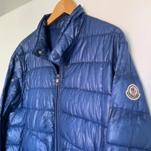 Moncler Acorus - Sjukt snygg Moncler Acorus i försäljning. Skicket är acceptabelt, tecken på användning finns men inget stort som stör. Storleken är 2 som motsvarar S. Äkta såklart! Hör av er vid funderingar!