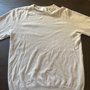 Beige tröja  - Säljer denna beiga tröja i storlek M, använd ganska mycket men fortfarande i väldigt bra skick 