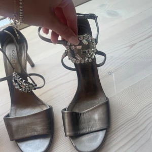 Gucci klackskor - Ännu ett par klackisar som jag tyvärr inte kan ha, jättesnygga med Gucci ikon i diamanter fram. Väldigt fin silver/guld/champagne färg också! Kontakta om intresserad!💗