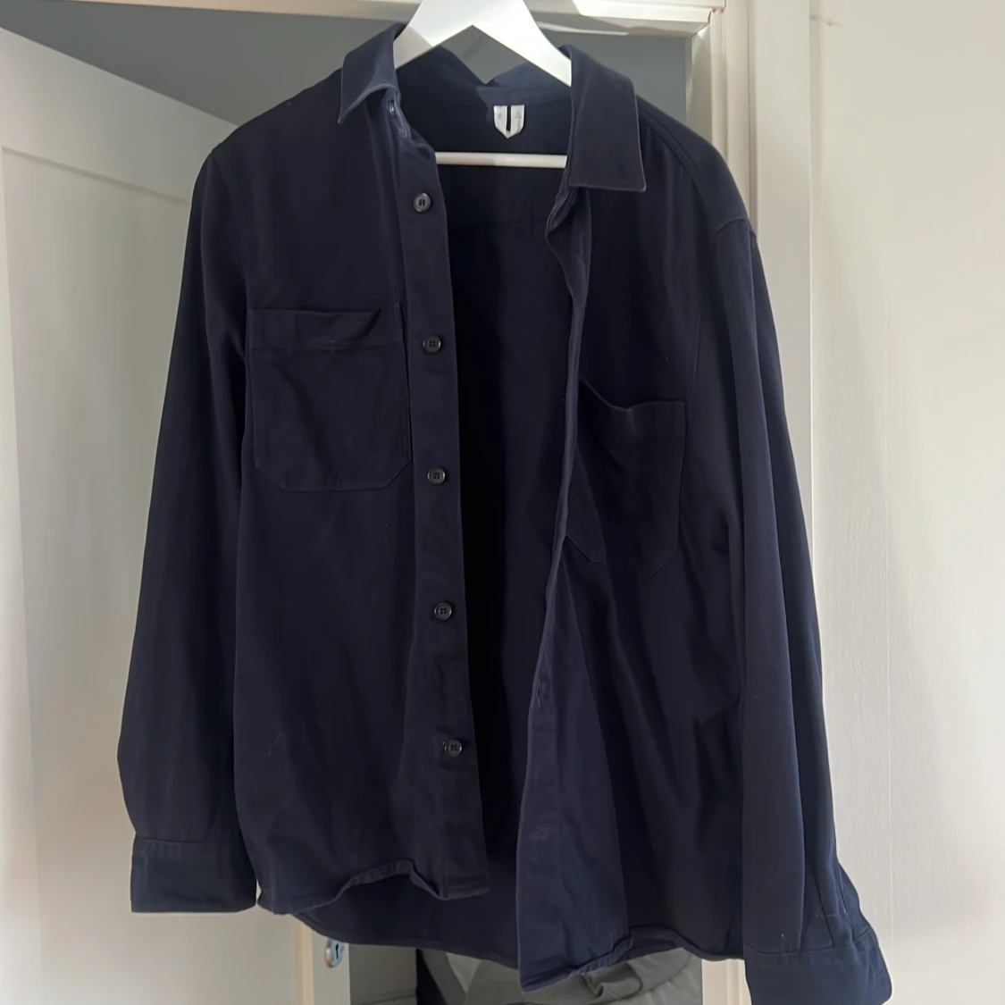 Mörkblå overshirt med fickor