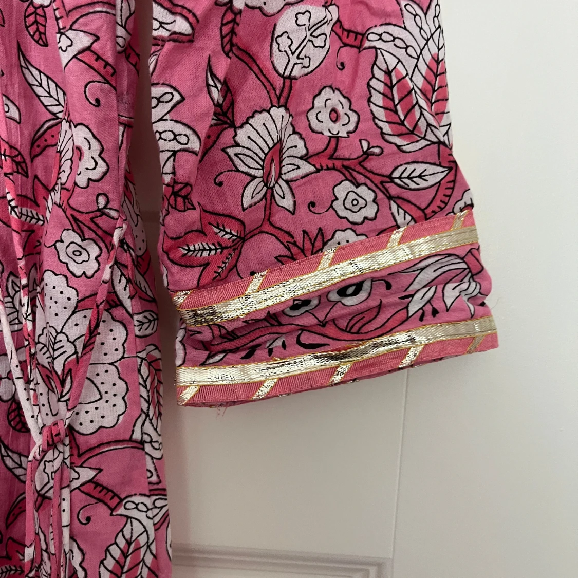 Rosa blommig omlottklänning Glam Roots - 3