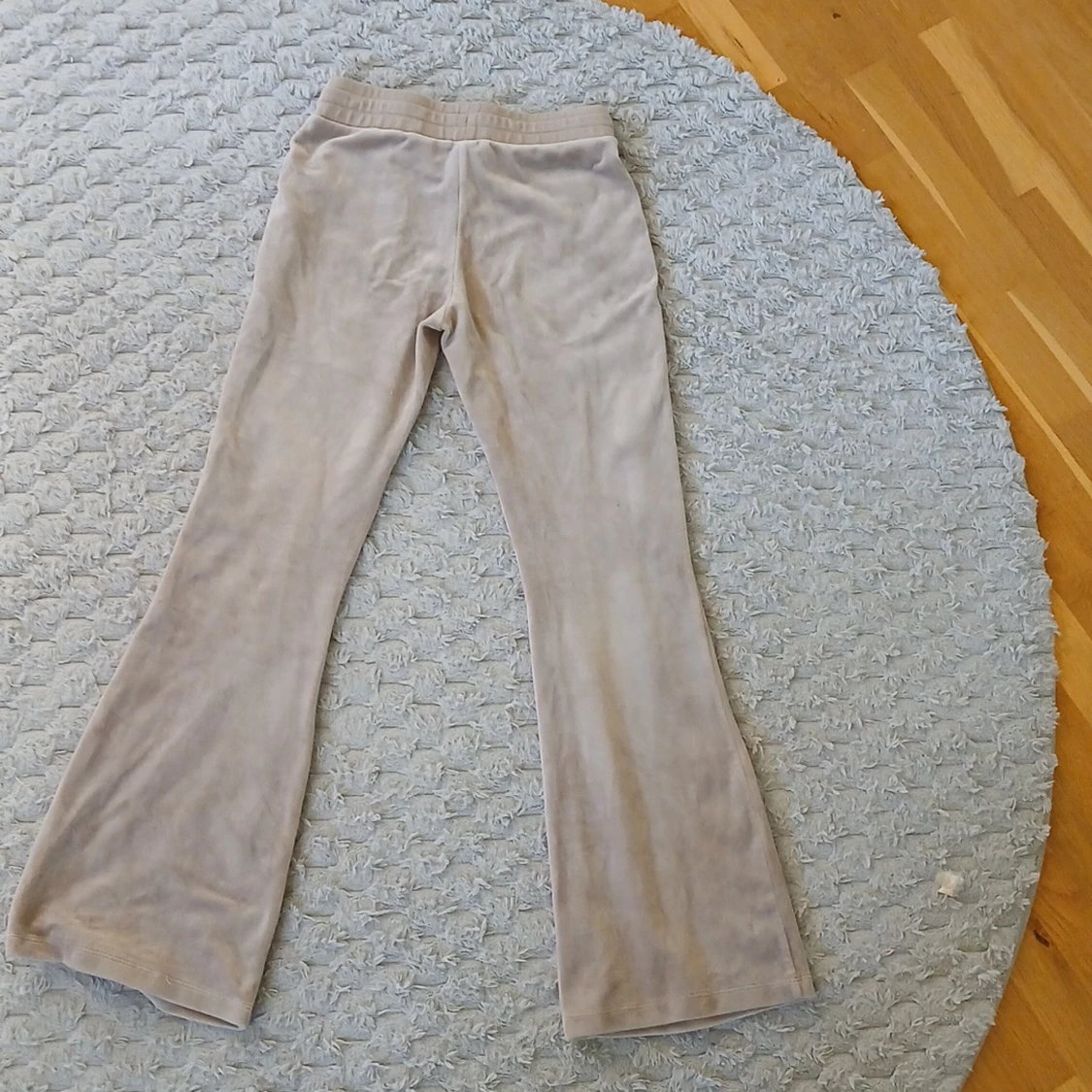 Beige mjukisbyxor från Lindex lågmidjade  - 4