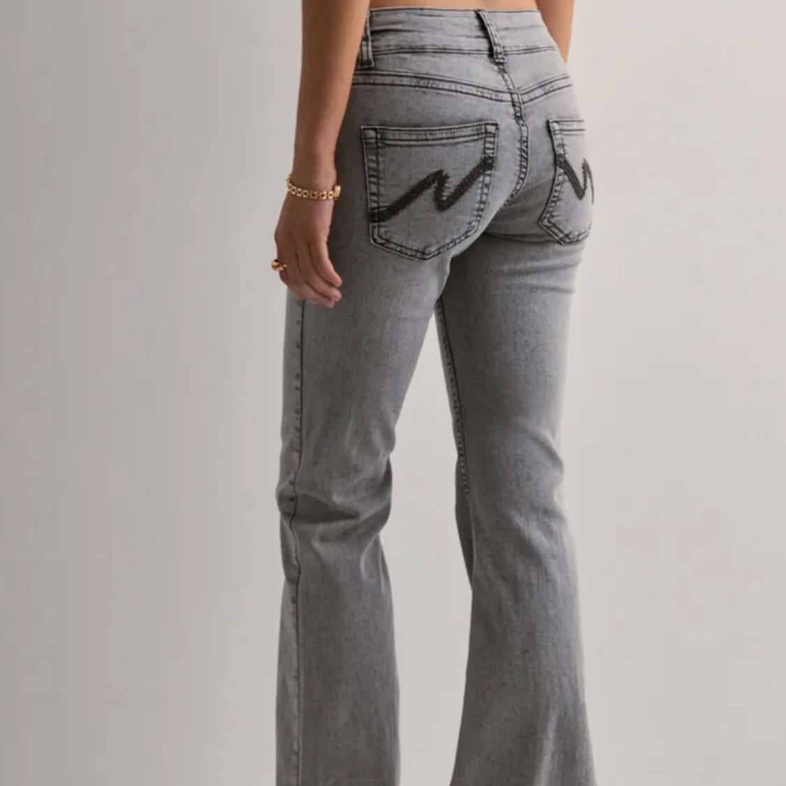 Grå bootcut jeans från Nelly  - 2