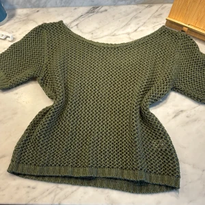 stickad t shirt - jätte fin armégrön stickad t shirt man kan ha som off shoulder och styla jätte många sett❤️