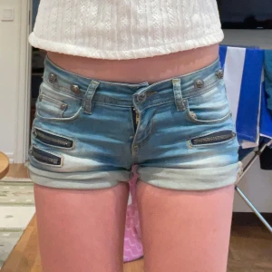 Jeansshorts - 💕Super snygga blåa Jens shorts💕 Köpta sekond hand så vet ej märket🥰 Shortsen är välanvända men utan några som helst täcken på slitage. Pris går såklart att diskutera❣️