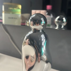 Kylie Jenner Cosmic 2.0 - 100ml - Kylie Jenner Cosmic 2.0 100ml endast testad! Doften öppnar med päron och rosa peppar, har hjärtnoter av vaniljorkidé och lavendel, samt basnoter av amber och sandelträ. Flaskan är i metall-look och har en unik, modern form.