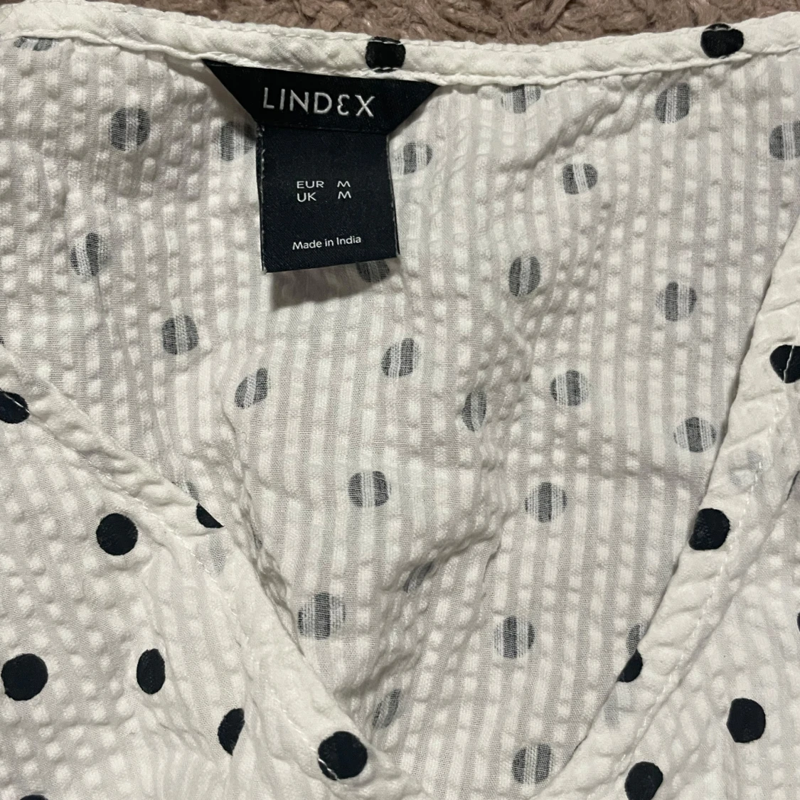 Prickig blus med puffärm från Lindex - 2