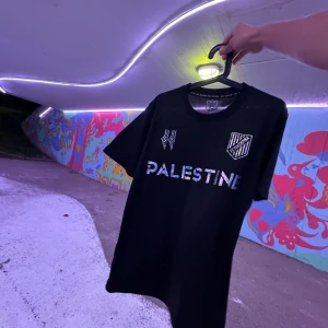 FC Palestina Svart - 🎁 Vid varje köp får du ett armband + slumpmässigt klistermärke som tack från oss. Vi står tillsammans för Palestina. 🇵🇸 
