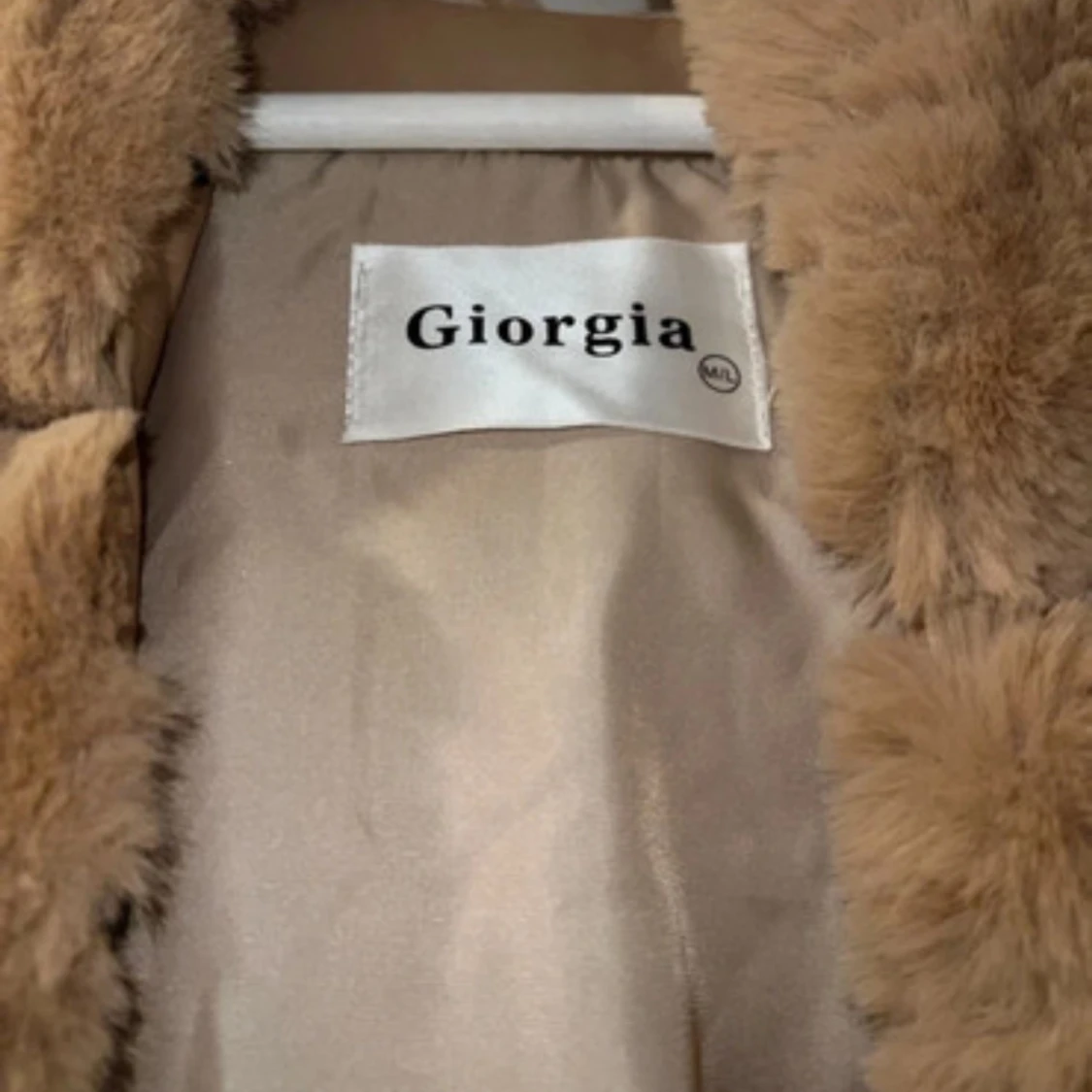 Beige pälsväst i rutor - 4