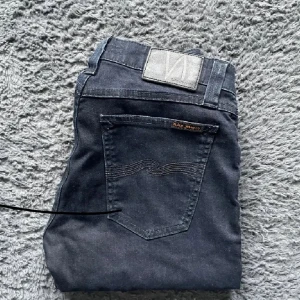 Svarta  jeans Nudie Jeans - Säljer ett par svarta feta nudie jenas i storlek 27/32. Pris går att diskutera🤩🙌