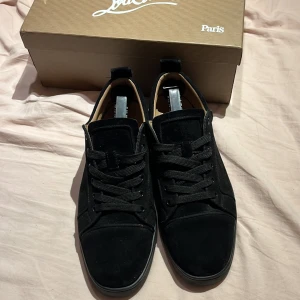 Christian Louboutin skor - Säljer nu mina Christian Louboutin, för jag behöver pengarna detta varit mina favorit skor, så de är rätt använda men inte en enda skada, det skulle väll isåfall vara på lådan . Kan tvätta de innan jag postar. Hör av er vid fler bilder eller andra funderingar!! Pris kan diskuteras