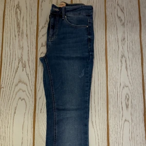 jeans vero moda - snygga blå jeans från vero moda. dom är stretchiga och sitter som en smäck. storlek M/32