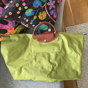 Longchamp väska  - snygg väska som är äkta från longchamp , några defekter som inte märks ! Olivgrön ! 60x40 och rymlig ! Priset kan alltid diskuteras ❤️