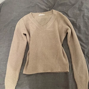 Stickad tröja med v-ringning - V-ringad stickad tröja från Terranova i storlek XS. Helt oanvänd! Pris går att diskutera.