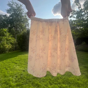 Blommig kjol från NA-KD - Supersöt ljus kjol med blommigt mönster från NA-KD x Kae Sutherland. Jättebra skick , storlek S💕