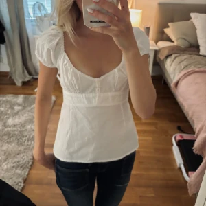 Brandy Melville vit top  - Supersöt topp från Brandy, helt ny oanvänd, utan prislapp. (OBS. Sista bilden lånad)  Storlek som en xs/s. Pris diskuterbart 