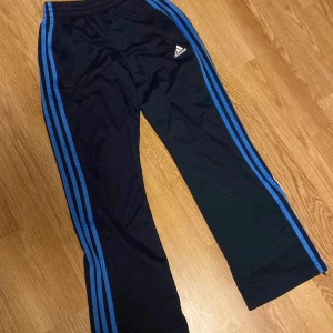 Vintage Adidas byxor - Fina adidas byxor, skriv för fler frågor 💓