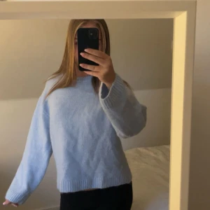 Blå stickad tröja - Säljer en gullig blå stickad tröja, använt 2-3 gånger, säljer pga att det inte riktigt är min färg 🩷 perfekt nu till hösten 