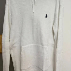 Vit hoodie från Polo Ralph Lauren - Storlek S 👕 Väldigt fint skick ✨ Från Ralph Lauren 🏷️ Vit hoodietröja ⚪ Broderad Polo-logga 🐎.                                                   Mitt pris 599kr 🌟