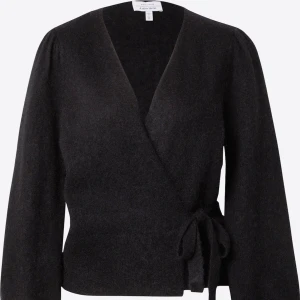 Svart omlottkofta från &Other Stories - Superfin svart omlottkofta från &Other Stories. Passar perfekt både till skolan eller finare tillfällen. Storlek S men passar också XS. 