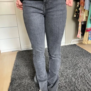 Grå bootcut jeans från Zara, stl 36 - Snygga grå jeans från Zara i bootcut-modell. Jeansen har klassisk femficksdesign, normal passform och är tillverkade i mjukt bomullstyg med lite stretch. Perfekta för dig som gillar en stilren look med lite retrovibbar.