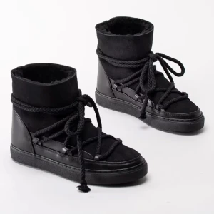 Inuikki skor - Helsvarta inuikkis i storlek 40. De är väl använda med tecken på användning, fast funkar utmärkt en säsong till. 😇kom privat ifall bilder önskas, bara skorna medföljer 