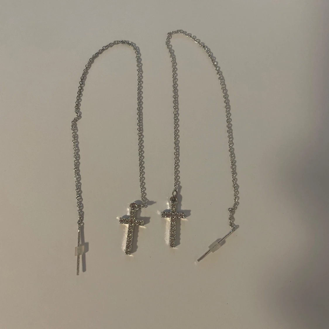 Silvriga örhängen med kors och kedja