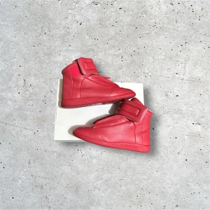 Maison Margiela Futures High - Maison Margiela Futures High : Size 40 : Allt OG medföljer : Fint skick 8,5/10 : Loud färg = respekt : Köpta i Japan : Kvitto finns! : Kom privat för fler bilder etc : Inga konstigheter 🌶️