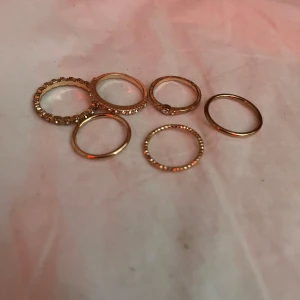 små guldringar - sex stycken små söta guldringar⭐️