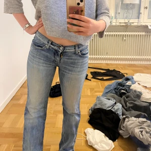 Ljusblå bootcut jeans från Levis - Säljer billigt pga att dem är sönder där bak på ena byx sidan. Det är inget märkbart och går att laga men jag är för lat… sen är även dragkedjan trög.. köp gärna i en bundle. Så fina jeans