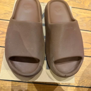 Yeezy slide flax - Snygga Yeezy slide, perfekt för trädgården eller stranden!