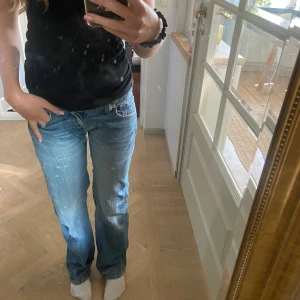 Levi's 501 blå jeans straight fit - Blå 501 Levis jeans med lite slitningar, tidigare ägaren har sytt dom lågmidjade 