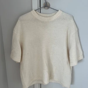 Vit stickad kortärmad tröja - Jättefin tröja från Gina Tricot som är perfekt till tidig höst i storlek M och är normal i storleken. Använd ett par gånger och säljer då den känns lite stor. 