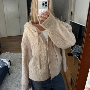 Stickad oversized kofta - Mysig beige/brun stickad kofta med knappar från &otherstories med oversized fit 