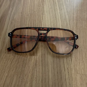 snygga sol glasögon! 💕 - Dessa sol glasögon är de som Saga Stq från tiktok har på sig! Jag har aldrig använt de o säljer de billigt ! De har leopardmönster💕