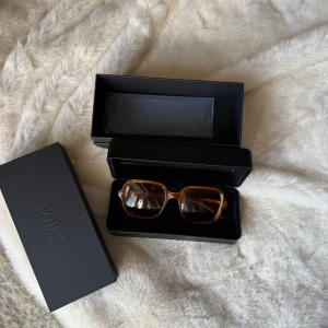 CHIMI Comic Honey glasögon - Snygga glasögon från CHIMI i modellen Comic Honey. Rektangulär form med transparent honungsfärgad båge i syntetmaterial. Kommer med original svart fodral och box. Perfekt för dig som vill ha en cool och modern look.